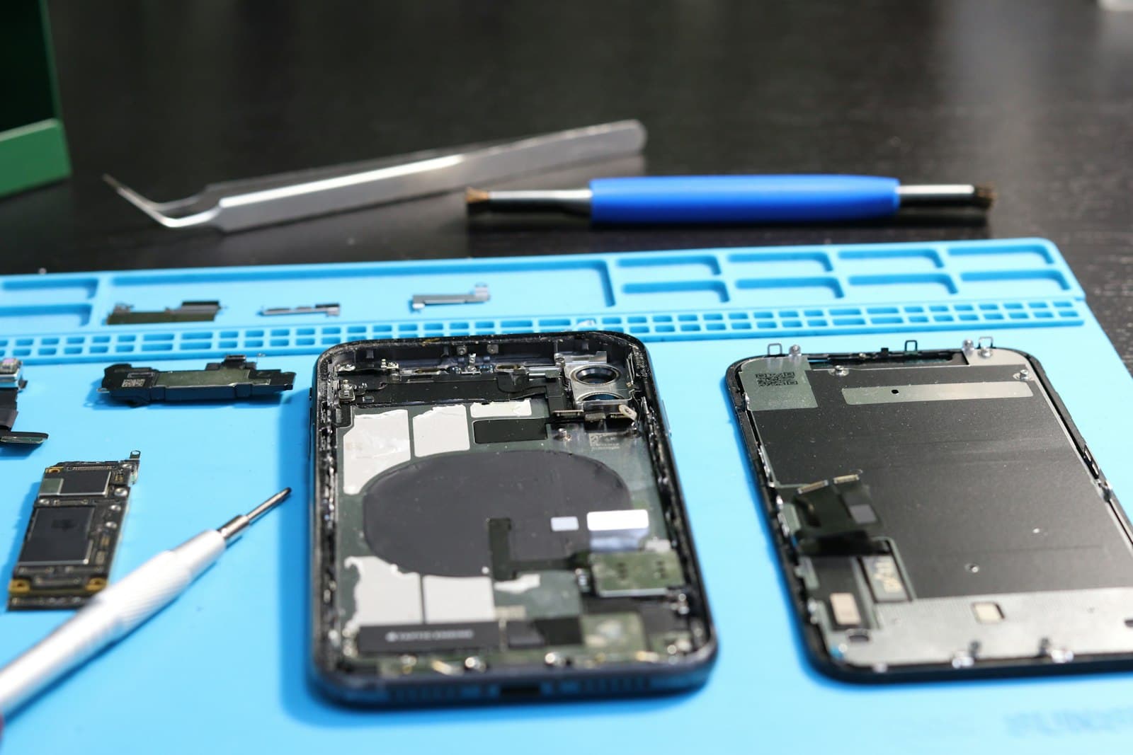 Réparation d'un téléphone en atelier