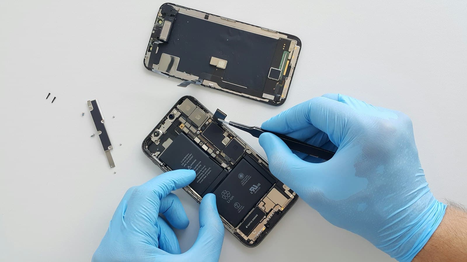 Technicien réparant un téléphone